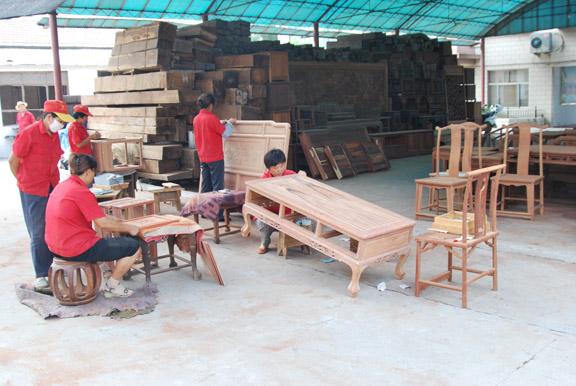 调研小组考察红木家具工艺生产